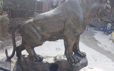 景区里摆放的玻璃钢仿铜老虎雕塑