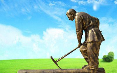 景区创意玻璃钢仿铜农民砍伐木材人物雕塑