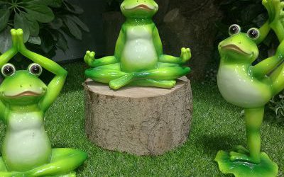 景区创意姿态各异的玻璃钢卡通青蛙雕塑