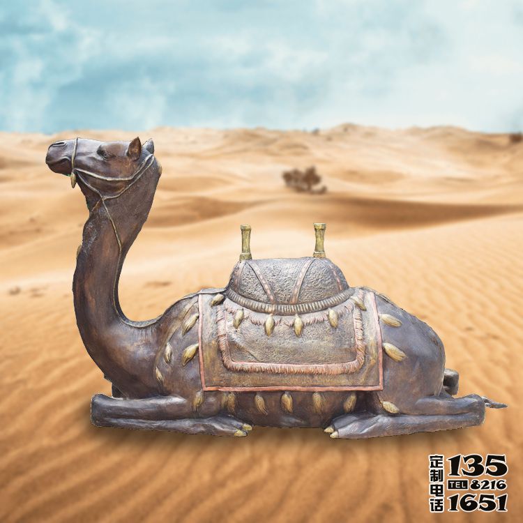 户外景区创意玻璃钢仿铜卧着的骆驼雕塑
