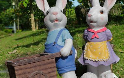 景区两只创意玻璃钢卡通兔子雕塑