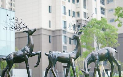 别墅小区玻璃钢仿铜三只梅花鹿雕塑