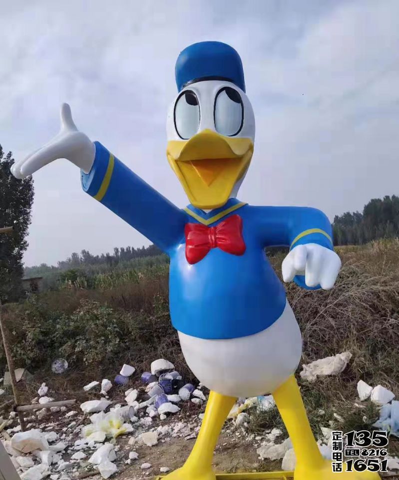 游乐场玻璃钢彩绘唐老鸭雕塑 游乐场玻璃钢彩绘唐老鸭雕塑