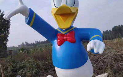 游乐场玻璃钢彩绘唐老鸭雕塑