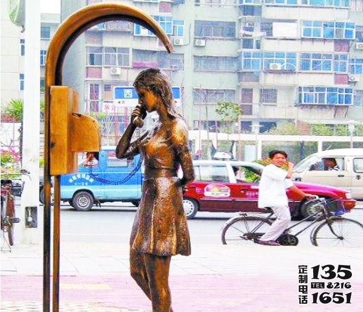 城市街道玻璃钢仿铜电话亭打电话的女孩雕塑 城市街道玻璃钢仿铜电话亭打电话的女孩雕塑