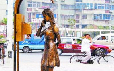 城市街道玻璃钢仿铜电话亭打电话的女孩雕塑