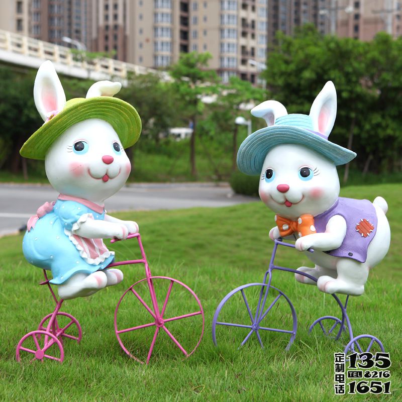 公园玻璃钢骑自行车的卡通兔子雕塑