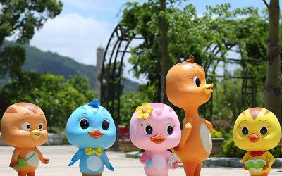 游乐场创意动画动物玻璃钢彩绘萌鸡小队雕塑