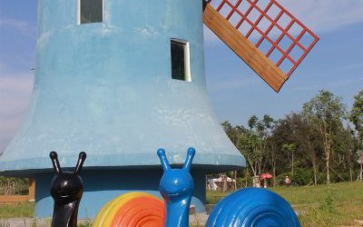 公园里摆放的的玻璃钢彩绘蜗牛雕塑