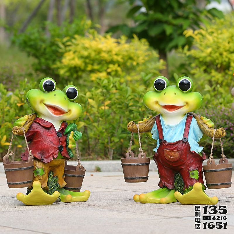 草坪两只可爱的玻璃钢青蛙雕塑