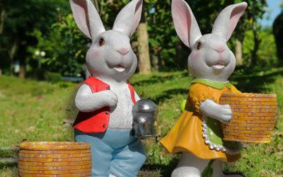 森林草坪里两只玻璃钢卡通兔子雕塑