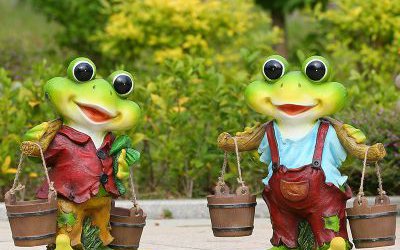 草坪两只可爱的玻璃钢青蛙雕塑