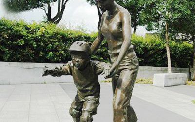 公园广场滑旱冰的玻璃钢仿铜人物雕塑