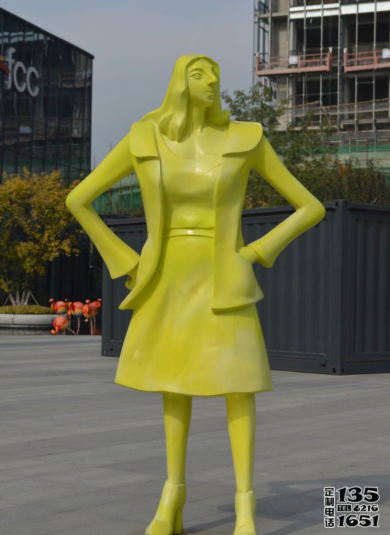 城市街道创意玻璃钢黄色站立的女人雕塑