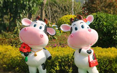 公园摆件两只玻璃钢卡通牛雕塑