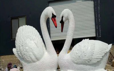 户外景区大型玻璃钢仿真动物爱心天鹅雕塑