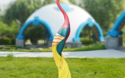 公园草坪上摆放的抽象玻璃钢彩绘孔雀雕塑