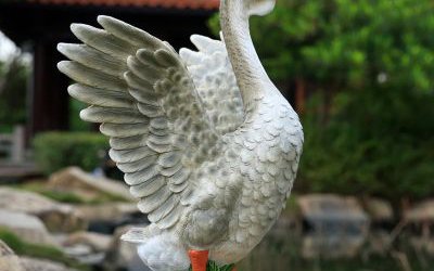 湖边摆放的玻璃钢仿真天鹅雕塑