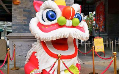 景区门口摆放卡通创意玻璃钢彩绘醒狮雕塑