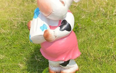 草坪摆放的玻璃钢卡通彩绘奶牛雕塑