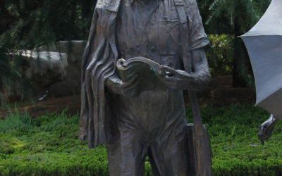 园林景区玻璃钢仿铜边走边读书雕塑