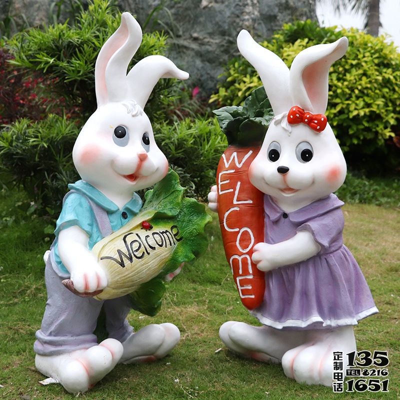 游乐场摆放两只玻璃钢彩绘兔子雕塑
