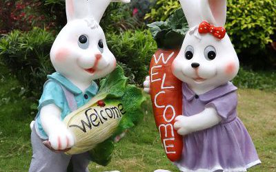 游乐场摆放两只玻璃钢彩绘兔子雕塑