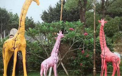 动物园摆放的玻璃钢彩绘仿真动物长颈鹿雕塑