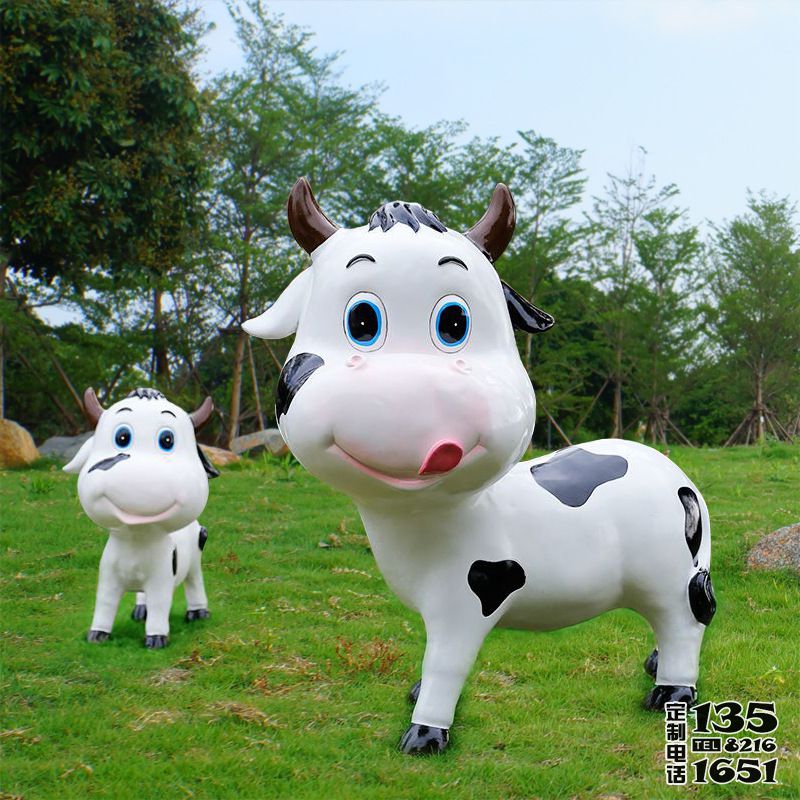 农场里摆放的玻璃钢卡通奶牛雕塑