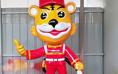 公园景区玻璃钢卡通彩绘老虎雕塑