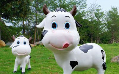 农场里摆放的玻璃钢卡通奶牛雕塑