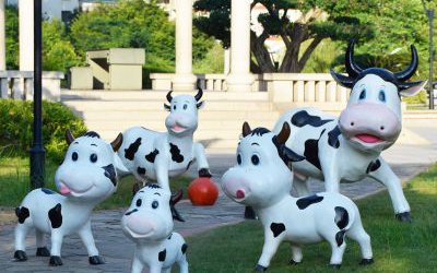 户外小区一群玻璃钢卡通奶牛雕塑