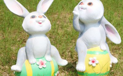 公园草坪两只玻璃钢卡通兔子雕塑