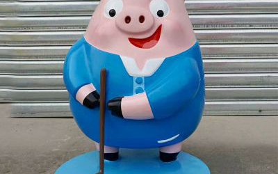 景区一只打高尔夫的玻璃钢彩绘卡通猪雕塑