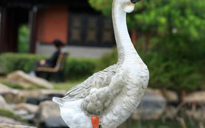 乡村路上行走的玻璃钢仿真天鹅雕塑