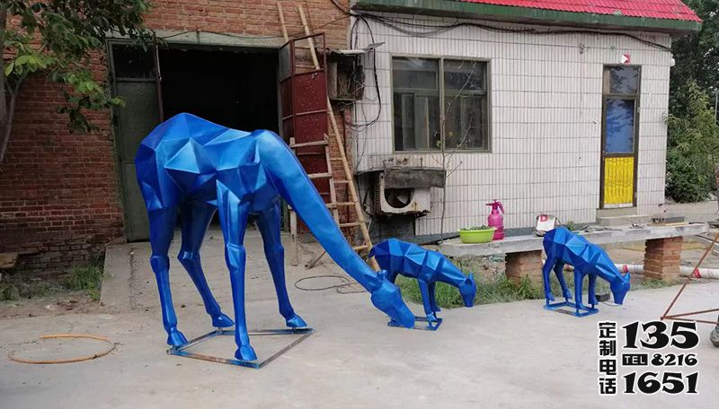 景区玻璃钢彩绘几何低头觅食的蓝色长颈鹿雕塑