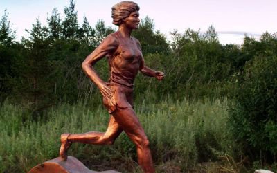 公园景区玻璃钢仿铜跑步的人物雕塑