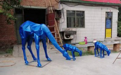 景区玻璃钢彩绘几何低头觅食的蓝色长颈鹿雕塑