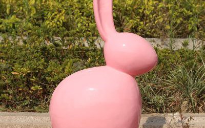 公园摆放的一只玻璃钢卡通抽象兔子雕塑