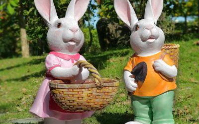 动物园两只可爱的玻璃钢彩绘兔子雕塑