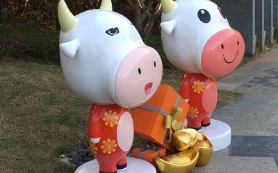 商场两只卡通玻璃钢招财进宝牛雕塑