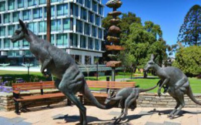 户外公园跳跃的玻璃钢仿真动物袋鼠雕塑