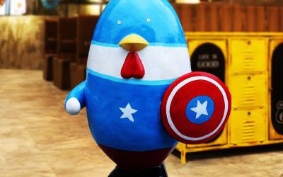 商场里摆放的手拿盾牌的玻璃钢彩绘卡通鸡雕塑