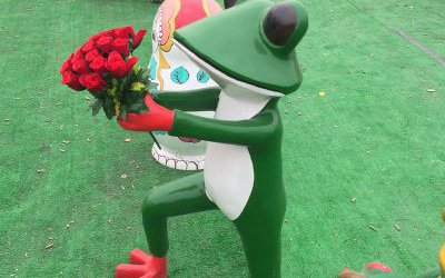 公园玻璃钢彩绘拿玫瑰的青蛙雕塑