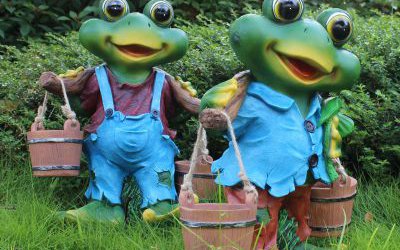 花园里玻璃钢卡通彩绘户外跳水的青蛙雕塑