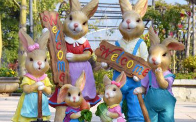 农场摆放的玻璃钢彩绘兔子雕塑