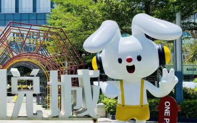 游乐场一只白色玻璃钢卡通兔子雕塑