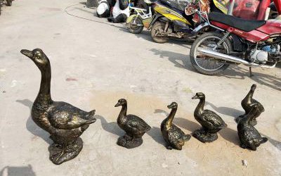 街道上过马路的玻璃钢仿铜鸭子雕塑