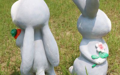 公园草坪玻璃钢卡通兔子雕塑