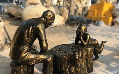 公园景区玻璃钢仿铜下象棋的人物雕塑